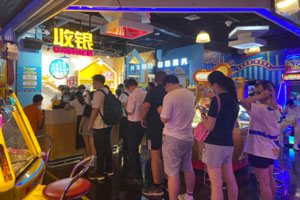 疫情后年轻人“报复性逛商场”武汉银泰创意城一天卖了500多份网红蛋糕