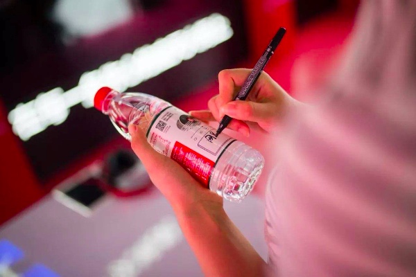 “水中茅台”农夫山泉上市：创始人套现百亿，伪科学堆起千亿市值