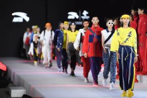 从晋江帮的草根到市值远超李宁，安踏做对了什么？