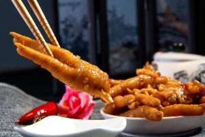 德州扒鸡VS王小卤：小鸡爪的百亿生意经