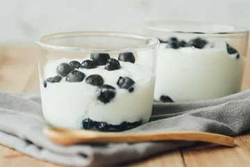 0糖、低脂、植物基......新老巨头鏖战3000亿酸奶市场|新酸奶观察