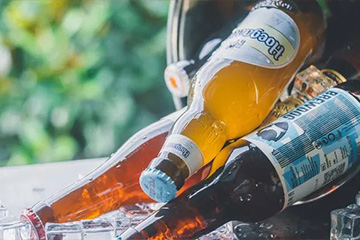 从王一博到蔡徐坤，年轻人不爱喝啤酒？|夏日经济之啤酒篇