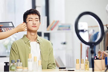 男性颜值经济崛起：美妆不够医美凑，摆脱油腻练肌肉