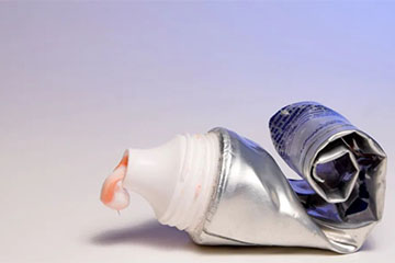 国产牙膏抢跑上市，牙膏进入「国潮时代」