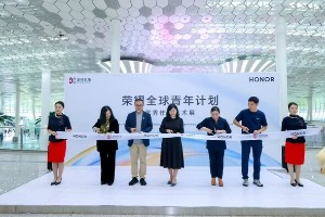 荣耀全球青年计划优秀作品艺术展在深圳机场盛大开幕