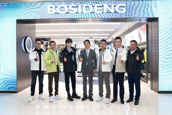 波司登杭州万象城门店盛大启幕与易烊千玺共同点亮全球至美雪景