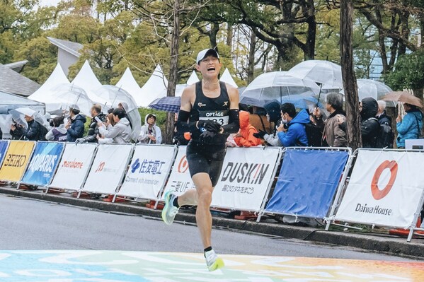 特步冠军版跑鞋助力吴向东2:08:04达标巴黎奥运