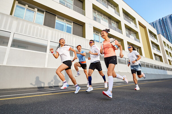 特步冠军版跑鞋家族凯旋配色重新定义跑步美学，跑鞋设计新突破