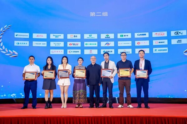 敷尔佳斩获2024第七届年度经济大会双奖,展现新质生产力成果