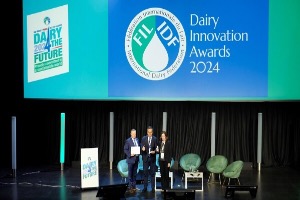 伊利亮相世界乳业峰会,斩获全球乳业最高奖,彰显亚洲第一乳企风采